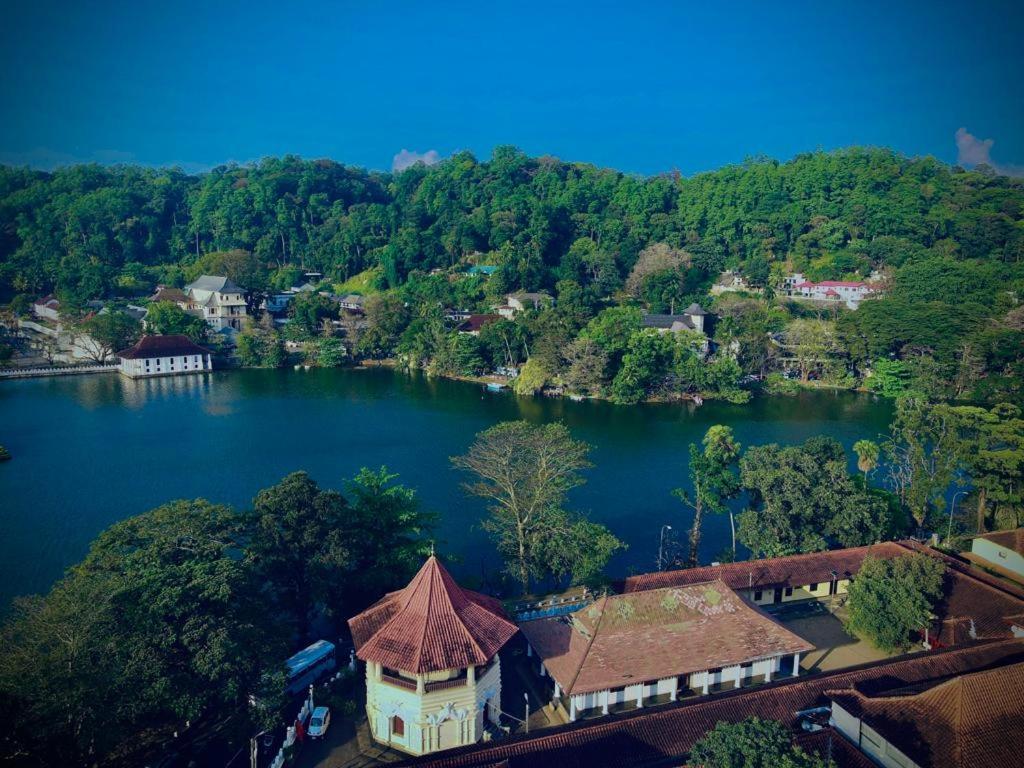 The Lake Round Guest House Kandy Exterior foto